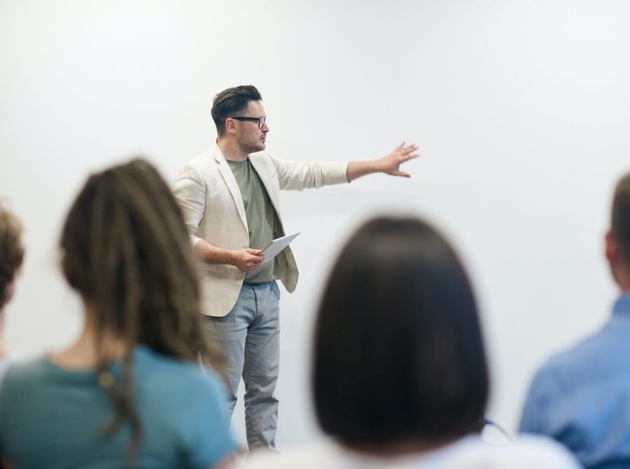 recruiter sharing job interview tips